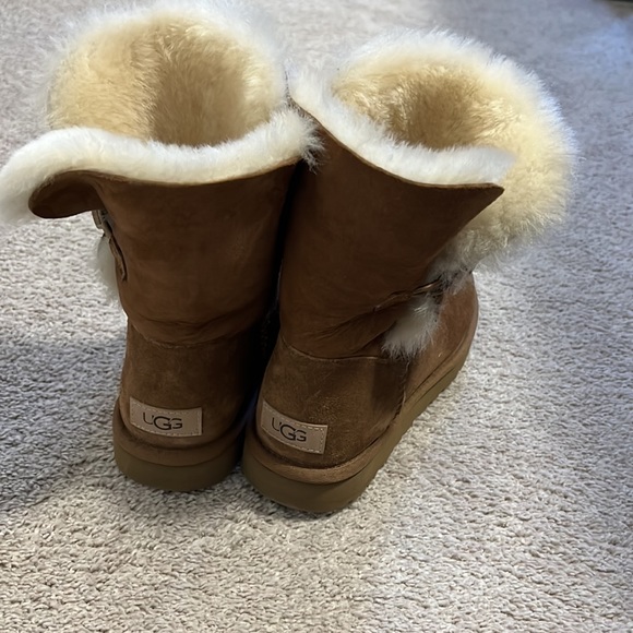 Short Ugg with button - Picture 2 of 3
